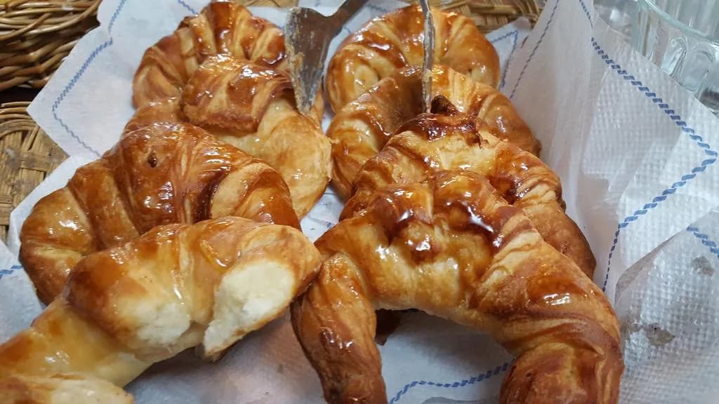 Medialunas recién servidas en el desayuno