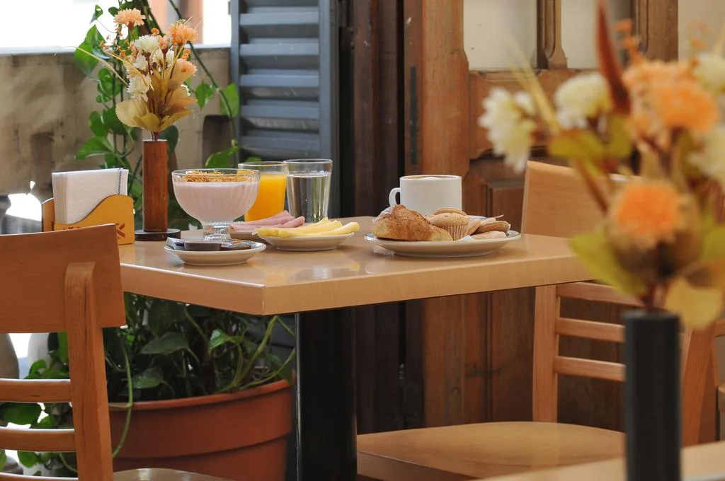 Mesa de desayuno junto al patio