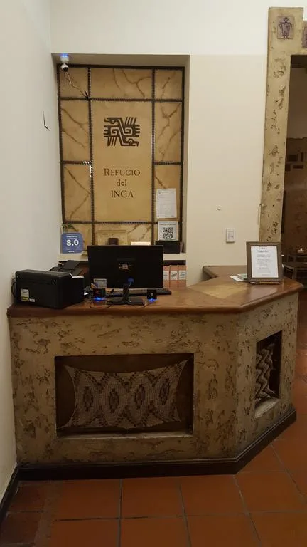 Recepción del hotel con detalles artesanales