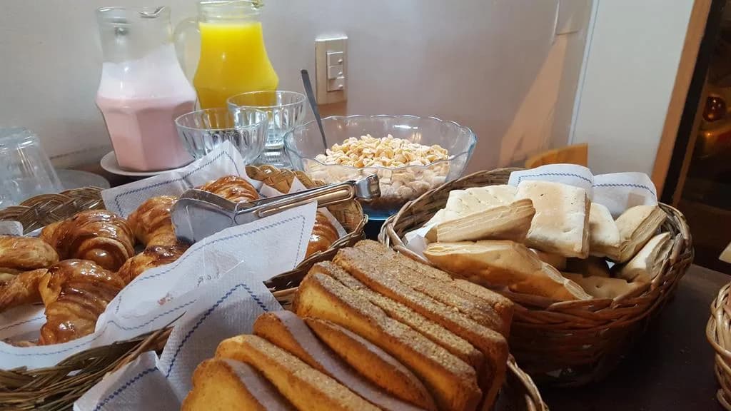 Desayuno con panes, cereales y jugos