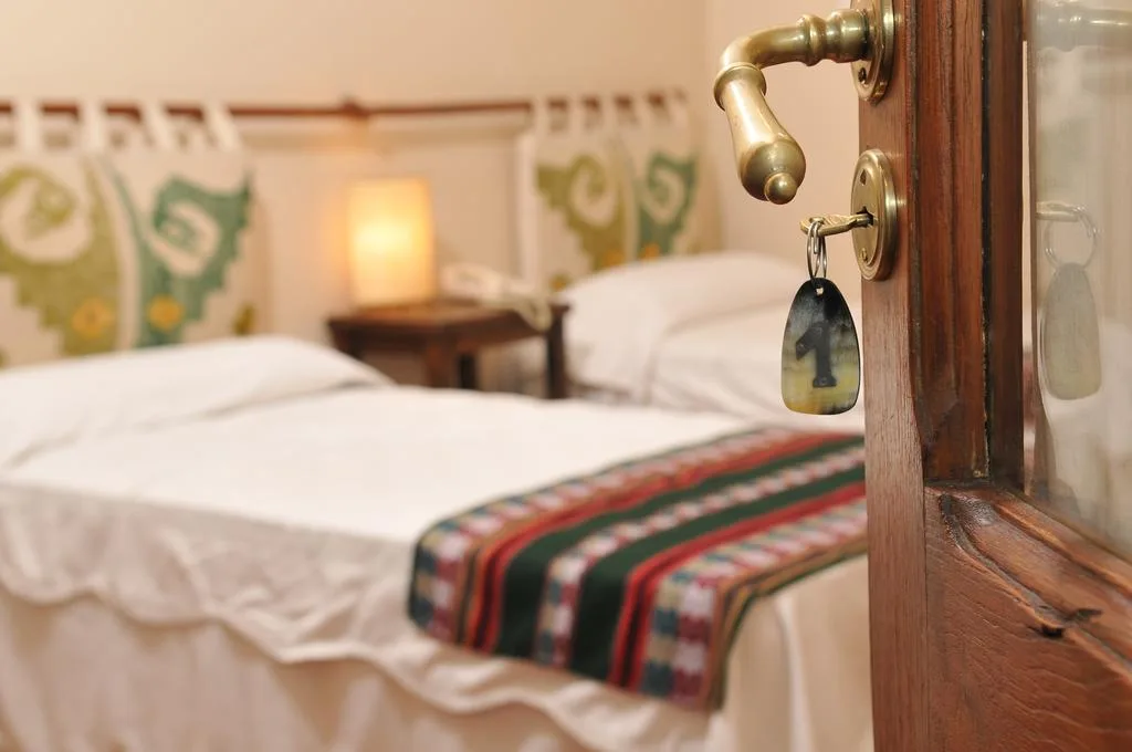 Cama con textiles regionales de Refugio del Inca