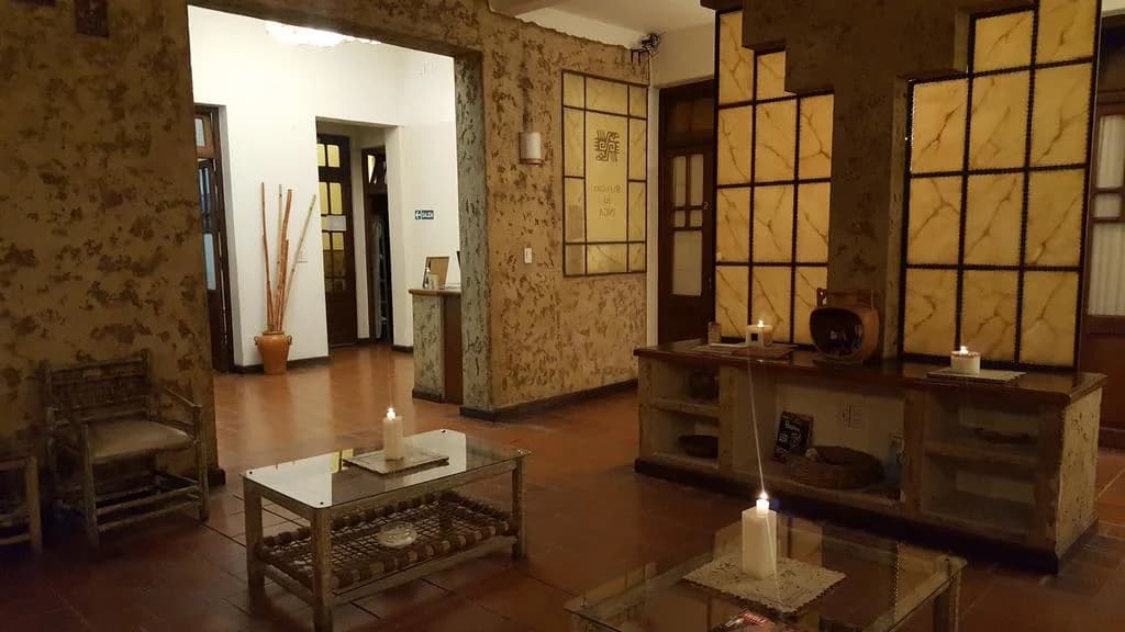 Sala de estar de Refugio del Inca, revestida en piedra y madera